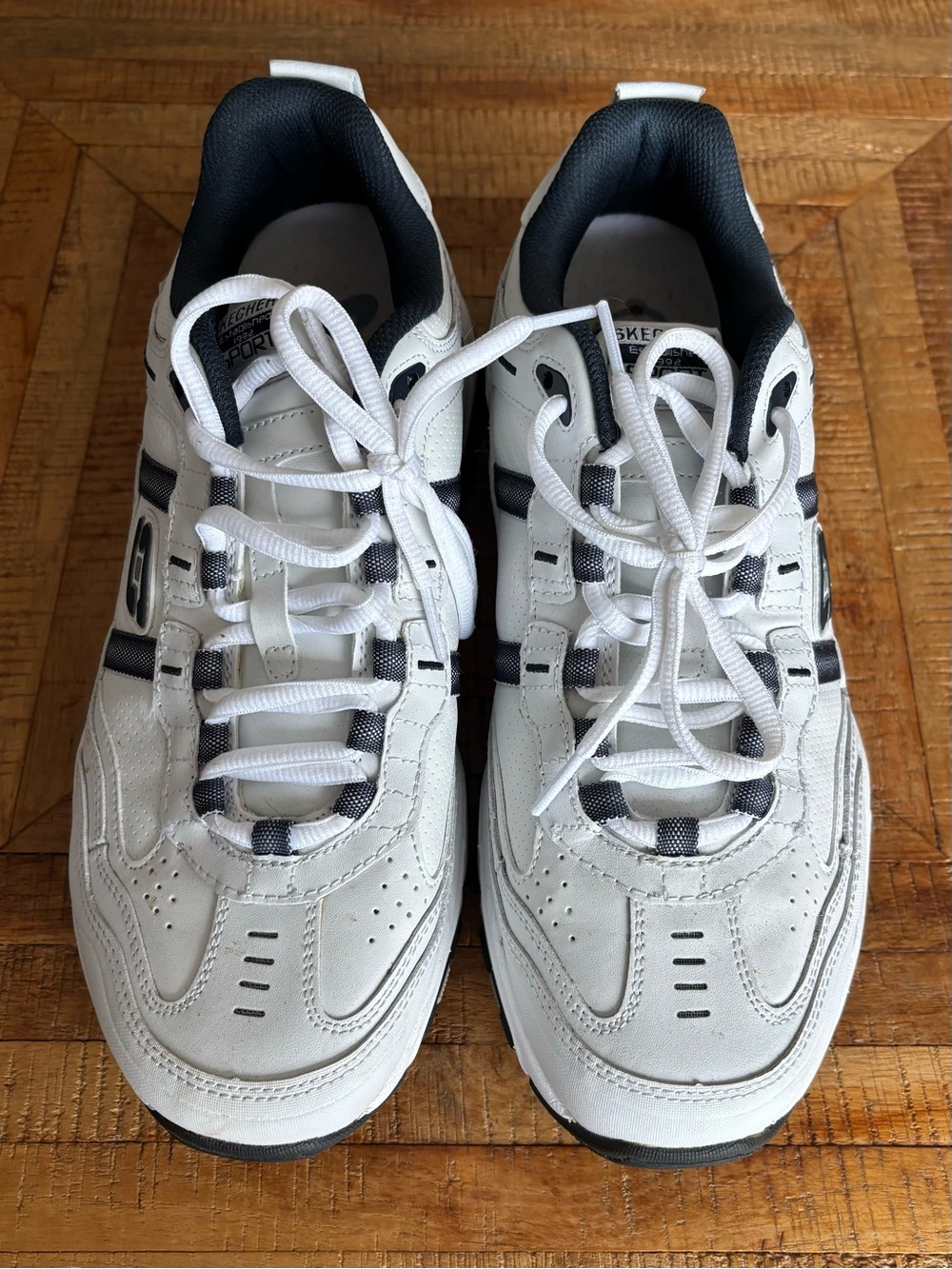 Men’s Skechers Vigor 2.0 - Serpentine White & Navy shoes  - 10.5 Wide EUC